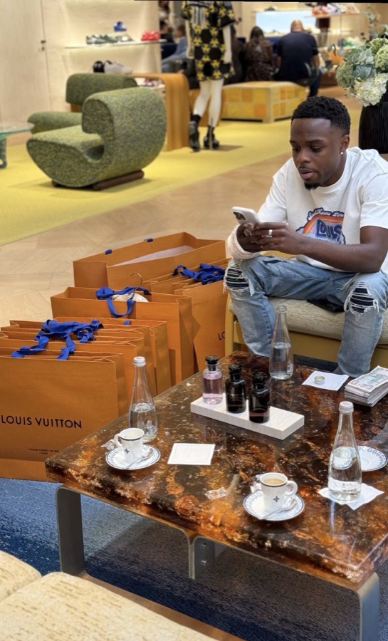 Leris dans une boutique Louis Vuitton